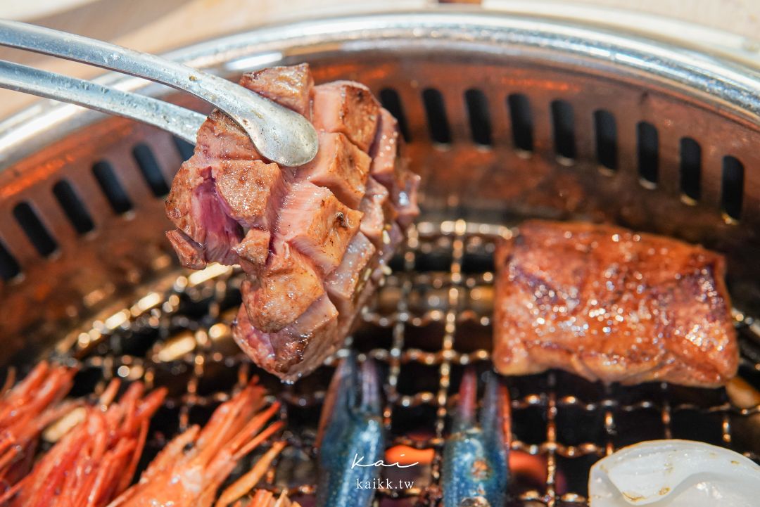 桃園美食燒肉道。還以為來到迴轉壽司，沒想到是軌道式送餐吃到飽燒肉