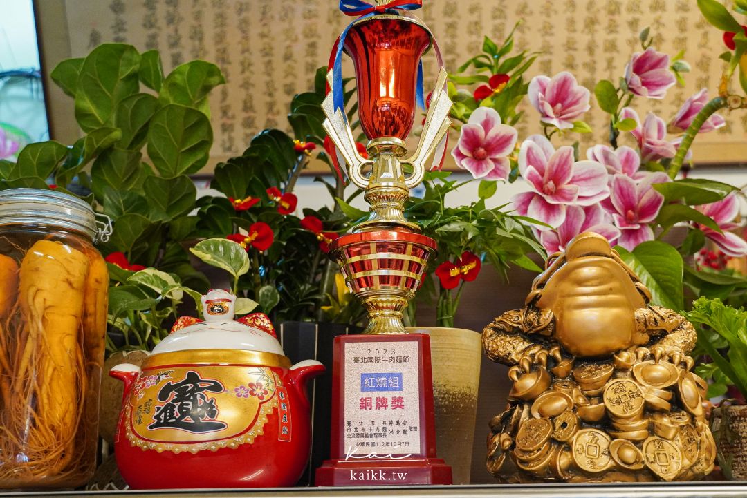 苗栗苑裡必吃九妹牛肉麵館！限量牛腩拉麵超香濃，傳說中被牛肉麵耽誤的滷味也是這家