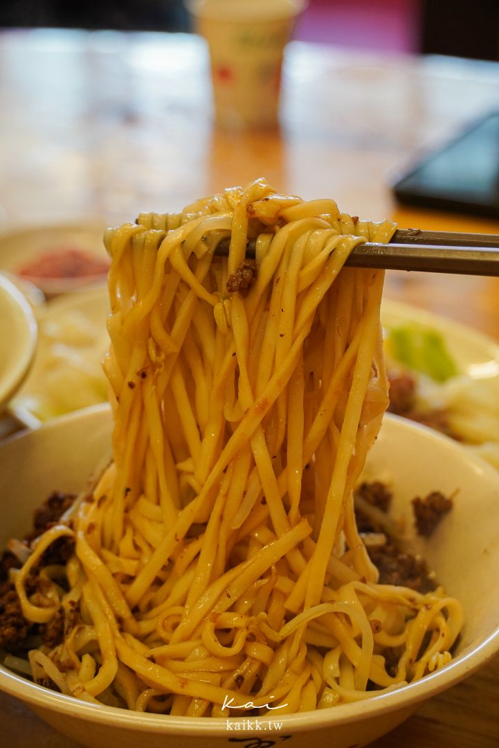 苗栗苑裡必吃九妹牛肉麵館！限量牛腩拉麵超香濃，傳說中被牛肉麵耽誤的滷味也是這家