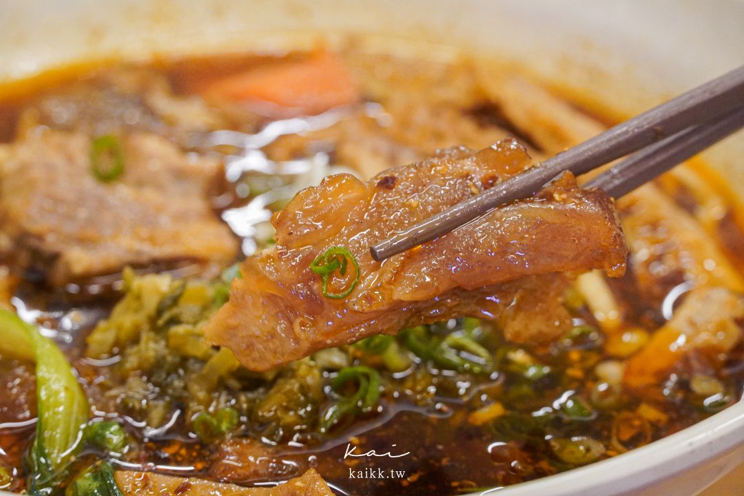 苗栗苑裡必吃九妹牛肉麵館！限量牛腩拉麵超香濃，傳說中被牛肉麵耽誤的滷味也是這家