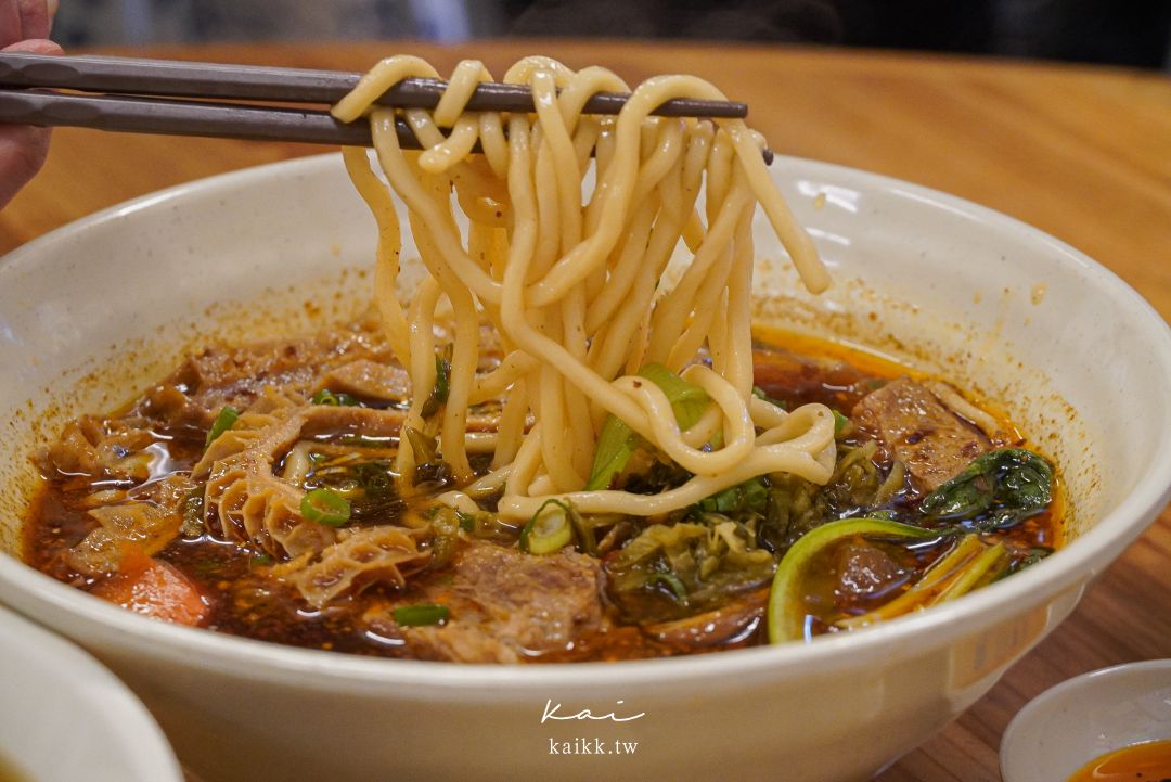 苗栗苑裡必吃九妹牛肉麵館！限量牛腩拉麵超香濃，傳說中被牛肉麵耽誤的滷味也是這家