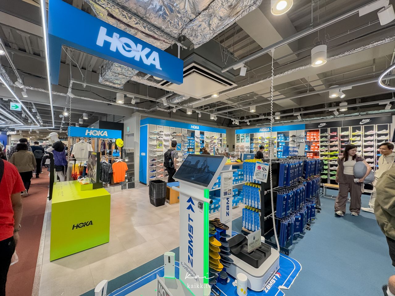 球鞋控必逛！福岡博多運河城三層樓超大Alpen FUKUOKA。HOKA、On跑鞋、露營裝備、高爾夫超齊全。退稅優惠券先下載好