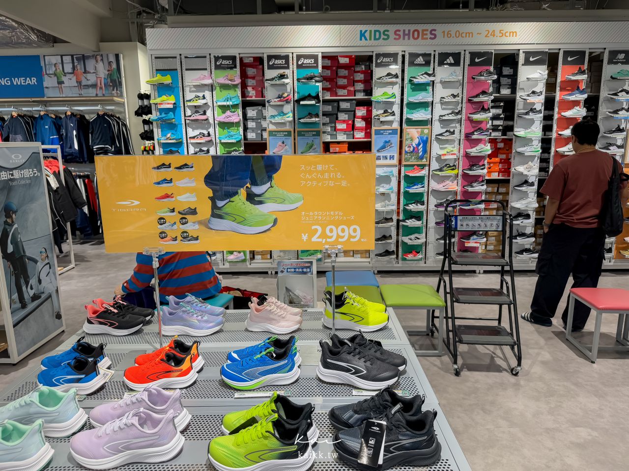 球鞋控必逛！福岡博多運河城三層樓超大Alpen FUKUOKA。HOKA、On跑鞋、露營裝備、高爾夫超齊全。退稅優惠券先下載好